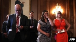 Erica Smegielski, à droite, fille du principal de l'école de Sandy Hook Elementary School Dawn Hochsprung, essuie ses larmes après avoir écouté la conférence de presse sur le contrôle des armes au Capitol à Washington, D.C., le 20 juin 2016.