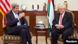 Menlu AS John Kerry (kiri) saat bertemu dengan Presiden Palestina Mahmoud Abbas di Amman, Yordania (28/6)