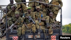 Des soldats ougandais en route pour évacuer leurs citoyens d'une ville de conflit le long de la frontière entre le Soudan du Sud et l'Ouganda, le 14 juillet 2016.