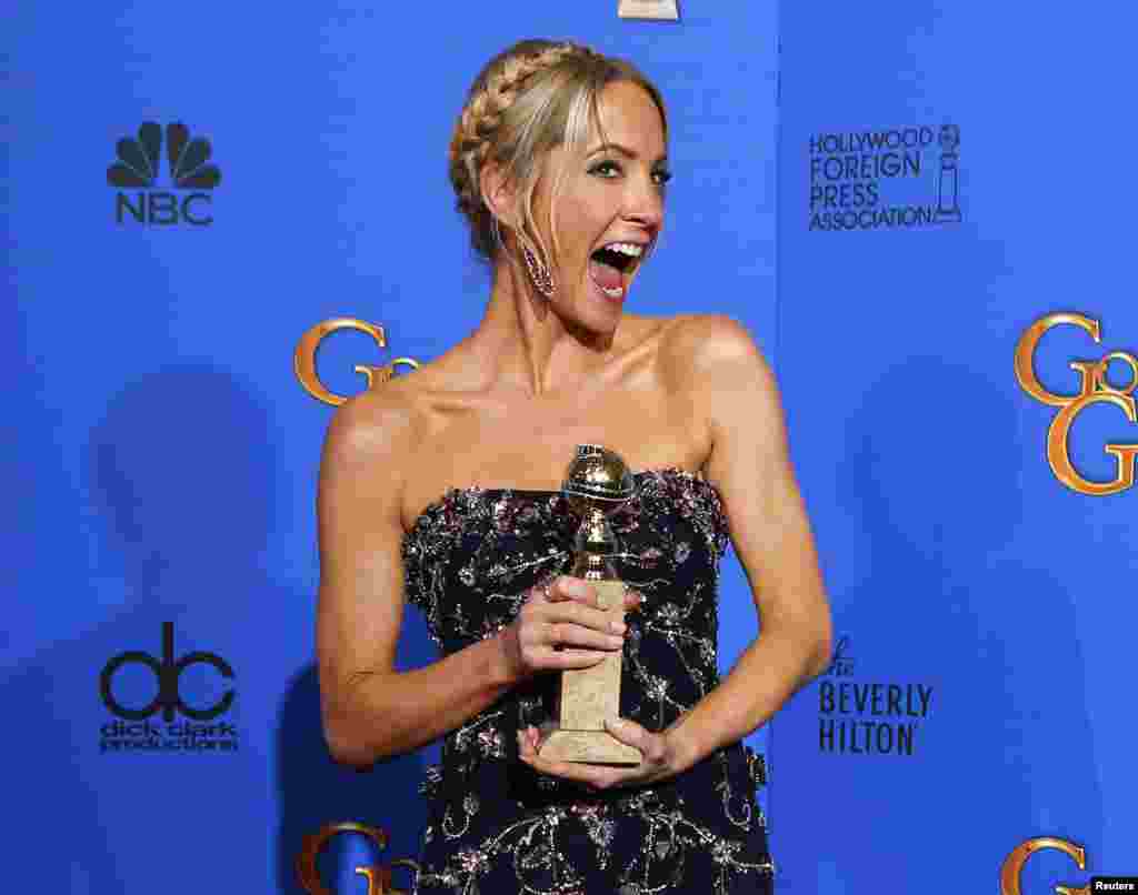 Joanne Froggatt berpose dengan piala Golden Globe setelah memenangkan penghargaan sebagai aktris pendukung terbaik dalam film Downton Abbey, di Beverly Hills, California.