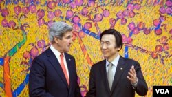 Menlu AS John Kerry (kiri) dan Menlu Korea Selatan Byung-se di Seoul (12/4).