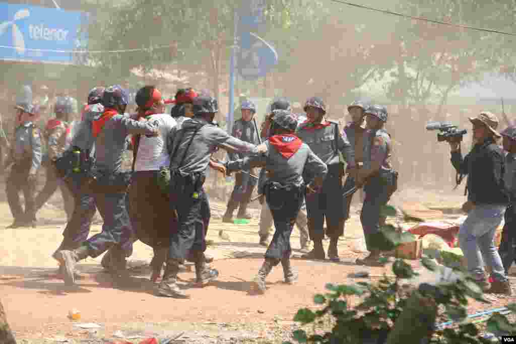 Polisi secara paksa membubarkan demonstrasi yang memprotes reformasi pendidikan, di Letpadan, sekitar 140 kilometer di Yangon, Myanmar (10/3). (VOA/Sithu Naina)