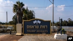 Ulaz u malo naselje Trump Heights na Golanskoj visoravni koju kontrolišu Izrael, gdje izraelski stanovnici dočekuju izbor svog imenjaka, 7. novembra 2024.