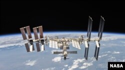 俄罗斯联盟号宇宙飞船2018年10月4日与国际空间站脱离后，宇航员从飞船上拍摄的国际空间站照片，