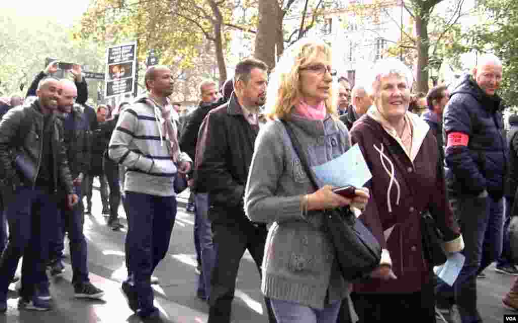 Parisians join police protests, Oct. 26, 2016. A poll shows most French think the demonstrations are justified. (L. Bryant/VOA) 