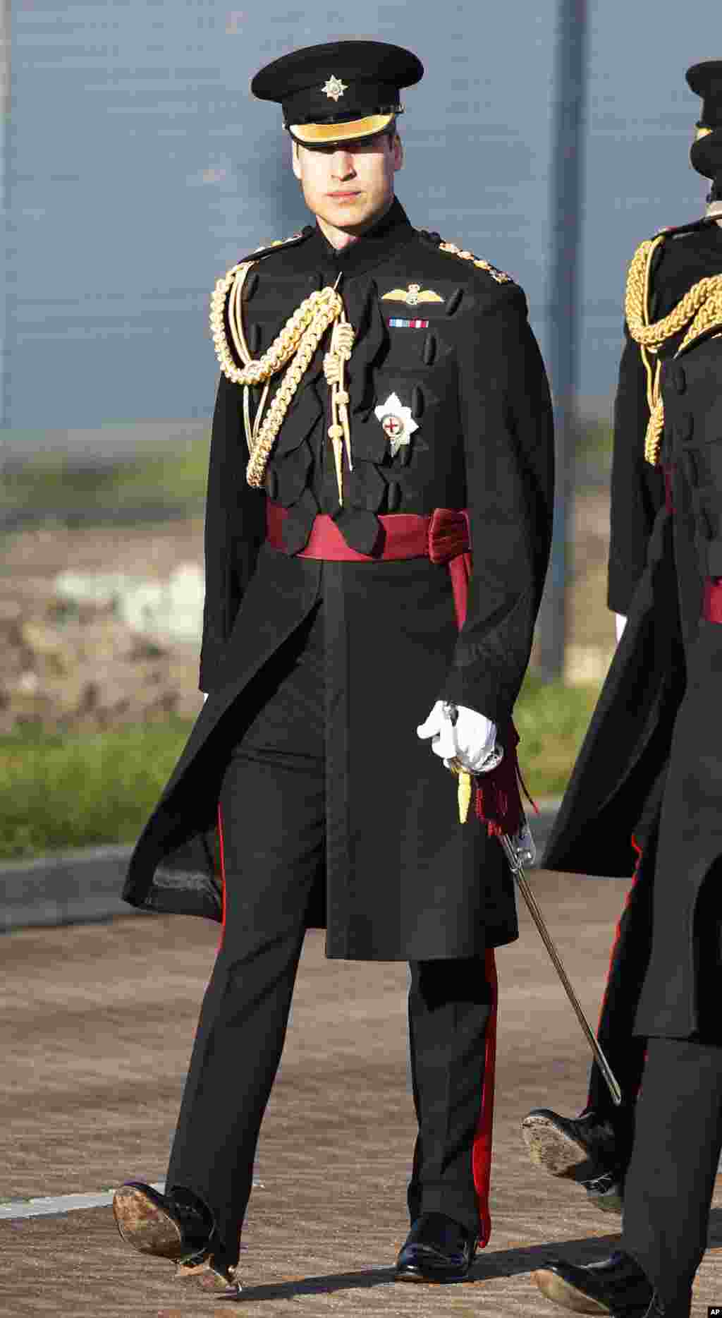 Pangeran William dari Inggris tiba di pangkalan Angkatan Darat di Aldershot, Inggris, untuk menghadiri upacara pemberian medali servis operasional di Afghanistan kepada prajurit Batalyon I Irlandia.