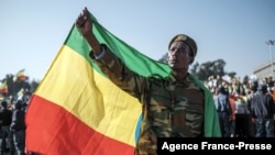 Umugabo mu mwambaro w'igisirikare mu myiyerekano i Addis Abeba, muri Etiyopiya, kw'italiki 7/11/21 bashigikira inteko za reta