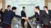 지난 2013년 12월 개성공단 종합지원센터에서 열린 공개성공단 남북 공동위원회 4차 회의에서 남측 위원장인 김기웅 한국 통일부 남북협력지구발전기획단장(오른쪽)과 북측 위원장인 박철수 중앙특구개발지도총국 부국장(왼쪽)이 악수하고 있다. (자료사진)