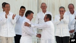 Shugaban Colombia da shugaban 'yan tawaye