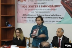 مرستیاله پروفیسره بورډلوفسکا اولینا په غونډه کې وینا کوي.