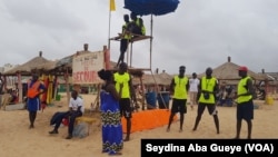 Moustapha Diene et les sauveteurs, à Dakar, le 5 août 2018. (VOA/Seydina Aba Gueye)