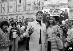 Roger Moore, en voyage de promotion du film de James Bond, à Cannes, le 20 mai 1977.