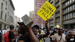"Zuma doit tomber" peut-on lire sur cet écriteau tenu par un militant de l'ANC le 5 février 2018.