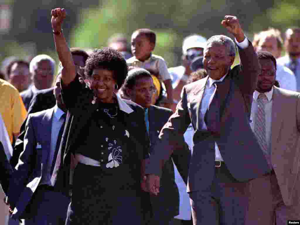 Nelson Mandela dan (saat itu) calon istrinya, Winnie, melambaikan tangan saat meninggalkan penjara Victor Verster pada tanggal 11 February 1990. 