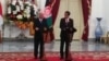 Presiden Jokowi dan Presiden Afghanistan Mohammad Ashraf Ghani menyampaikan keterangan bersama di Istana Merdeka, Jakarta, 4 April 2017 (FOto: VOA/Andylala)