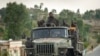 Pasukan militer Ethiopia berpatroli dengan menaiki truk di wilayah Tigray, bagian utara Ethiopia, pada 11 Mei 2021. (Foto: AP/Ben Curtis)