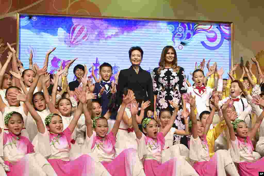 美国第一夫人梅拉尼娅·川普和中国国家主席习近平夫人彭丽媛访问北京板厂小学（2017年11月9日）。