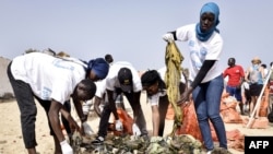 Des bénévoles gantés trient les ordures collectées sur la plage de Ngor, l'une des plus fréquentées de Dakar, lors d'une opération de "grand nettoyage", 9 juin 2018.