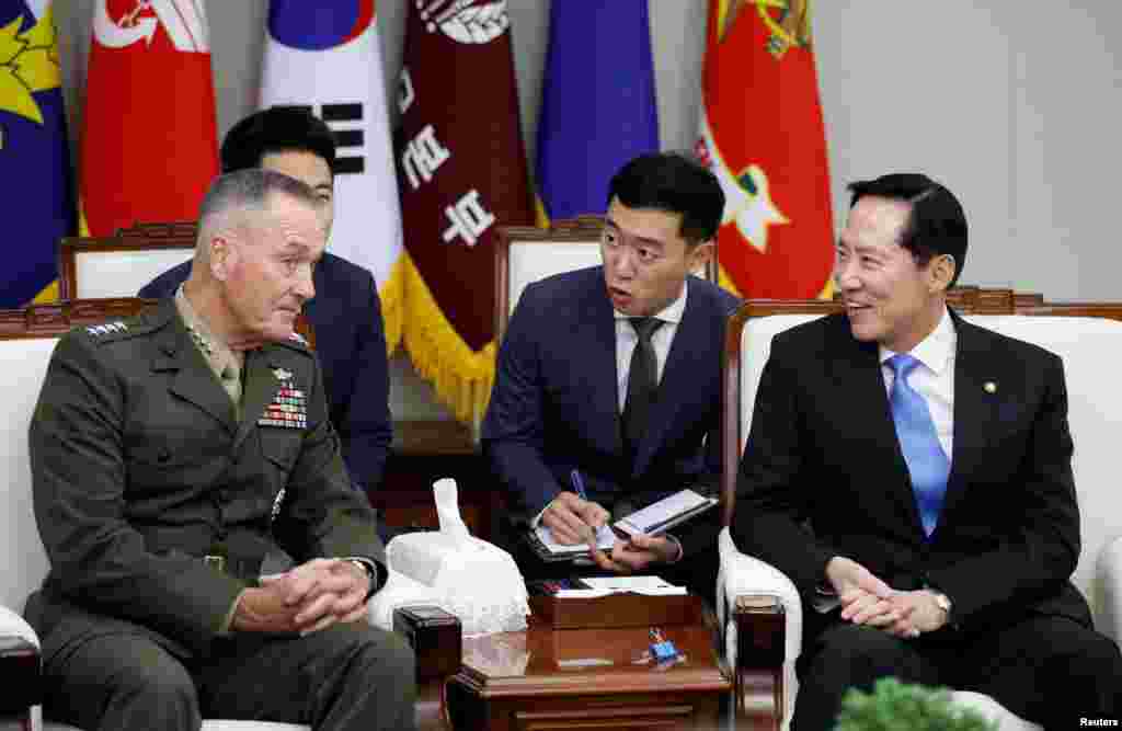 美国参谋长联席会议主席邓福德上将在首尔会见韩国国防部长宋永武（2017年8月14日）。美国在韩国派驻2万8000官兵，如果朝鲜对韩国发动袭击，美军将与66万韩国军队并肩作战。美国认为，萨德系统是保护美韩军队的一个关键。 &nbsp;