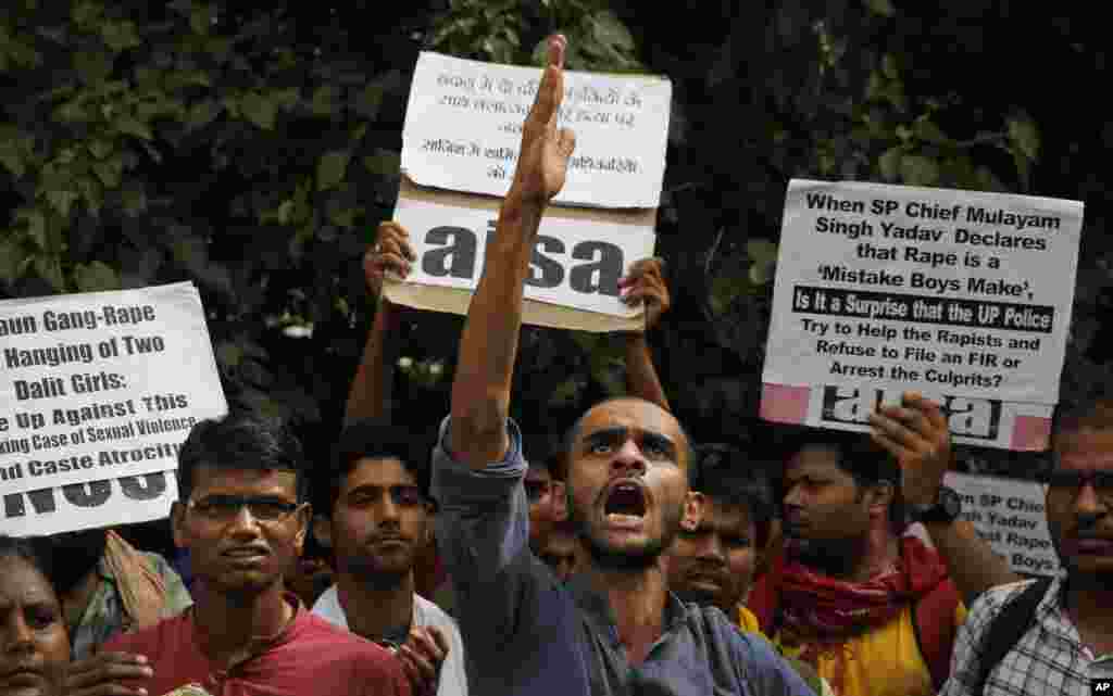 Anggota Persatuan Mahasiswa Universitas Jawaharlal Nehru&nbsp; meneriakkan slogan-slogan dalam sebuah&nbsp; protes terhadap geng perkosaan atas dua gadis remaja di desa Katra, di luar balai kenegaraan negara bagian Uttar Pradesh, di New Delhi, India. &nbsp;