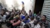 Les soldats tchadiens gardent des prisonniers dans la cour d'une prison de gendarmerie, Ndjamena, 13 février 2008.