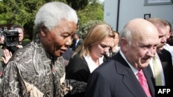 L'ancien président sud-africain Nelson Mandela (à gauche) et le dernier président blanc sud-africain, Frederik De Klerk (à droite), se rendent au siège de la FIFA le 14 mai 2004.