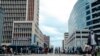 Des personnes font la queue pour obtenir des dollars américains dans les banques tôt le matin, certains ayant dormi dans la file d'attente un jour avant Noël, à Harare le 24 décembre 2021. 