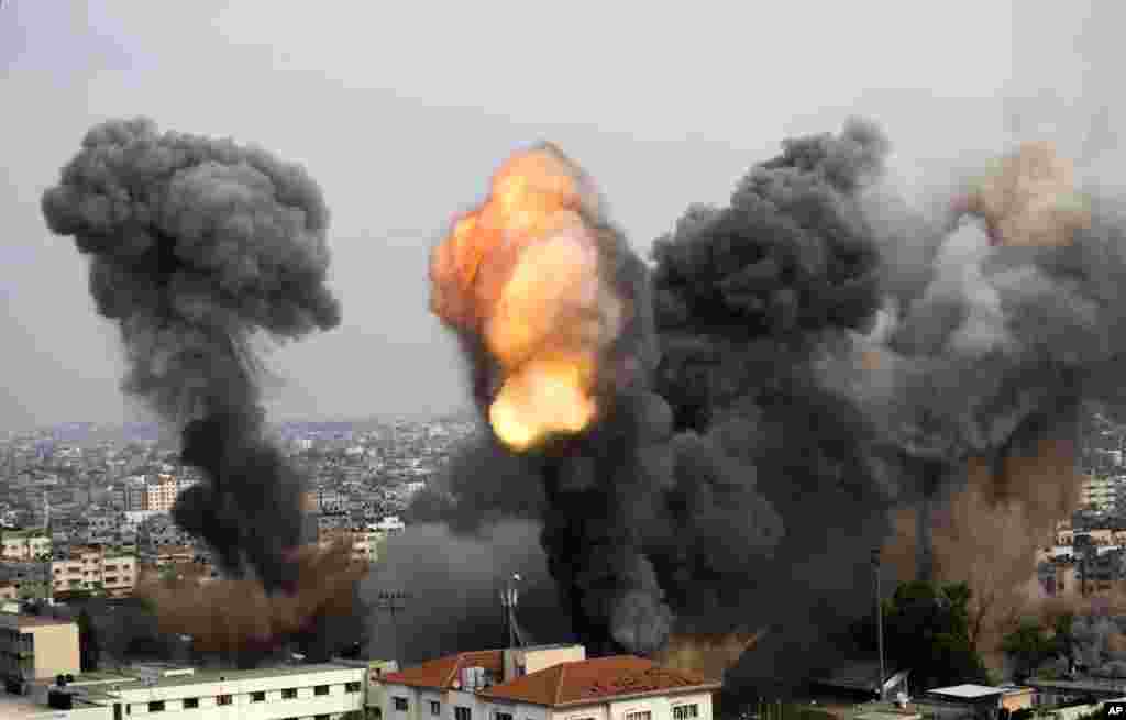 2012年11月21日，加沙市遭以色列空袭的一处地点冒着黑烟。