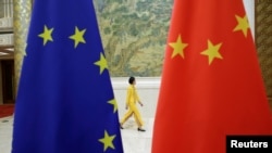 资料照：中国和欧盟旗帜（2018年6月25日）