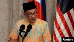 Perdana Menteri Malaysia Anwar Ibrahim memberi isyarat saat menyampaikan pidatonya saat berkunjung di Istana Malacanang, di Manila, Filipina, 1 Maret 2023. (Foto: via Reuters)