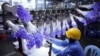 Seorang pekerja memeriksa hasil produksi sarung tangan sekali pakai di pabrik "Top Glove" di Shah Alam di luar Kuala Lumpur, Malaysia, 26 Agustus 2020. (AP Photo/Vincent Thian, File)