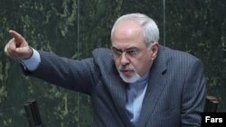 محمد جواد ظریف در حال سخنرانی در مجلس شورای اسلامی - ۶ آذر ۱۳۹۲