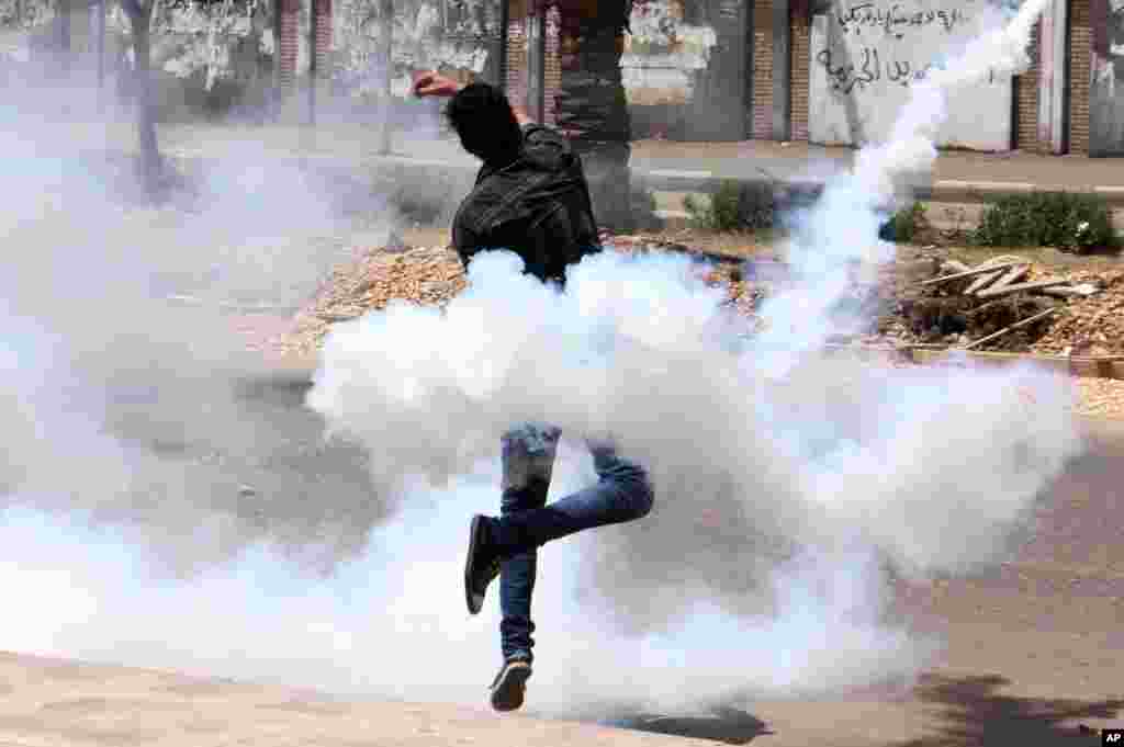 Seorang laki-laki yang tadinya hanya menjadi pengamat, akhirnya ikut melempar tabung gas air mata kembali ke kampus Universitas al-Azhar. Tabung itu awalnya ditembakkan oleh pasukan keamanan Mesir ke arah para pengunjuk rasa di universitas itu di Kairo. 
