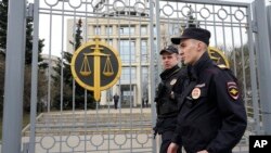 Сотрудники полиции охраняют вход в Московский городской суд в Москве, Россия, 17 апреля 2023 года.