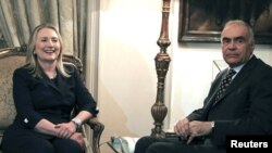 U.S. Secretary of State Hillary Clinton (L) speaks with Egypt's Foreign Minister Mohamed Kamel Amr (R) at the Foreign Ministry in Cairo July 14, 2012. 
