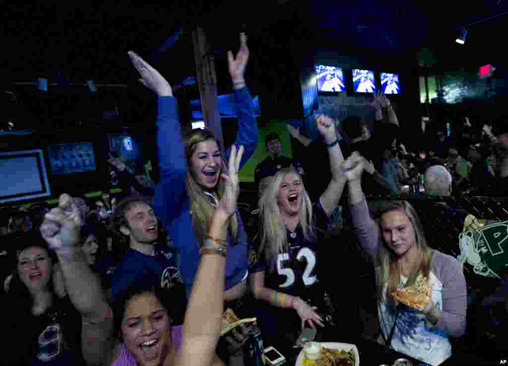 Pendukung Baltimore Ravens yang menonton di pub lokal di Baltimore, Maryland, bersorak-sorak untuk timnya setelah gol touchdown pertama dalam pertandingan melawan San Francisco 49ers, Minggu (3/2).