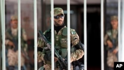 Tentara Pakistan berjaga-jaga di dalam gedung parlemen dalam sesi darurat di Islamabad, Pakistan (2/9). (AP/B.K. Bangash)