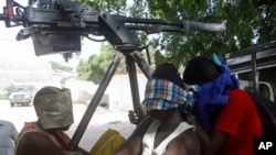 Dalam foto tertanggal 25/12/2014 ini, terduga anggota Al-Shabab ditangkap dalam serangan mereka di markas Uni Afrika di Mogadishu, Somalia. 