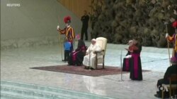 Un garçon autiste s'échappe de sa mère pour jouer avec le pape François (vidéo)