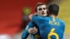 L'attaquant français de l'Atletico Madrid, Antoine Griezmann et le milieu de terrain espagnol de l'Atletico Madrid, Koke, après la victoire de leur équipe au match aller de la Champions League contre l'AS Monaco au Stade Louis II, à Monaco, le 18 septembre 2018 