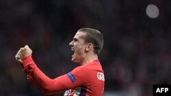 L'attaquant français de l'Atlético Madrid, Antoine Griezmann, jubile à l'issue du match retour de demi-finale de l'UEFA Europa League contre l'Arsenal FC, au stade Wanda Metropolitano, Italie, 3 mai 2018.