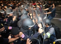 Para demonstran bentrok dengan polisi anti huru-hara dalam aksi protes di Bangkok, Kamis (15/10).