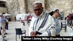 Le leader indépendantiste pro-Biafra, Nnamdi Kanu, avec des sandales, un talit blanc et une kippa, après une prière au pied du mur des Lamentations, à Jérusalem, Israël, le 20 octobre 2018. (Twitter/Johny Milky)