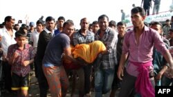Warga Bangladesh menggotong jenazah korban kecelakaan kapal di Manikganj, sekitar 40 kilometer sebelah barat Dhaka (22/2). 