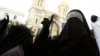 Forme la plus stricte du voile islamique, le niqab est généralement de couleur noire, il ne laisse apparaître que les yeux à travers une fente.