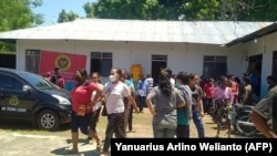 Para penduduk desa tampak berhamburan keluar dari salah satu bangunan di Maumere, Nusa Tenggara Timur, pada 14 Desember 2021, sebagai ilustrasi. (Foto: AFP/Yanuarius Arlino Welianto)
