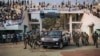 Un véhicule transportant le président de la République centrafricaine, Faustin-Archange Touadera, arrive dans un stade pour un rassemblement électoral, à Bangui, le 19 décembre 2020.