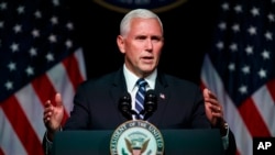 Le vice-président Mike Pence tient un discours pour annoncer la création d'une force spatiale américaine, au Pentagone, le 9 août 2018.