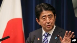 Perdana Menteri Jepang Shinzo Abe dalam jumpa pers menyusul pertemuan dengan negara-negara anggota ASEAN (14/12) di Tokyo. (AP/Koji Sasahara)
