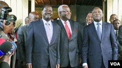 Presiden Pantai Gading Laurent Gbagbo, kanan, bersama Perdana Menteri Kenya Raila Odinga, kiri, Presiden Sierra Leone Ernest Bai Koroma,tengah. (foto: dok)